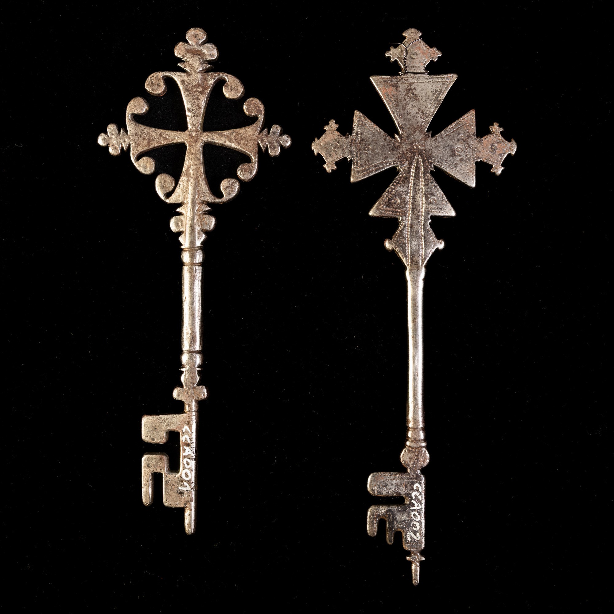 Due chiavi copte africane da preghiera in ferro forgiato, XVIII secolo