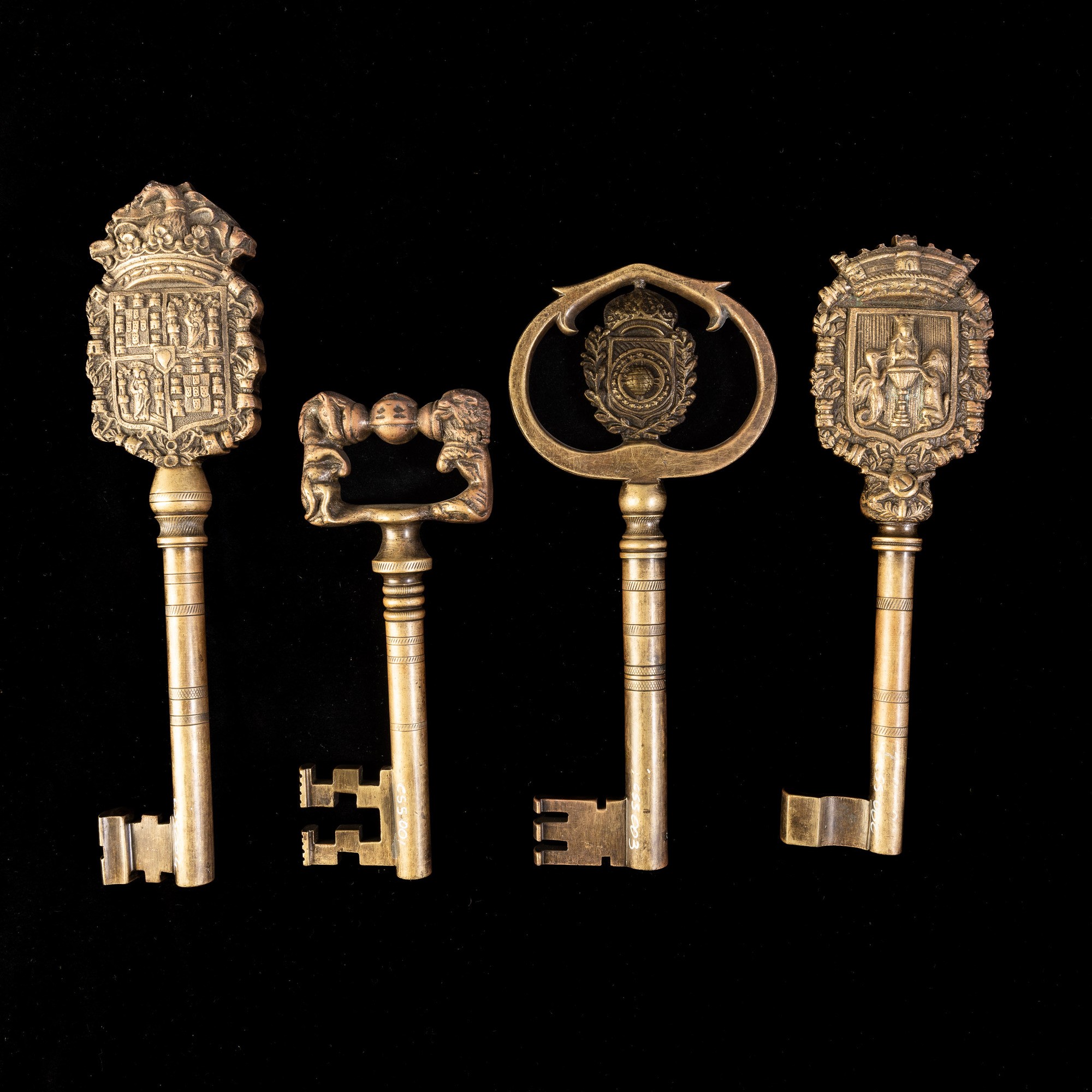 Set di quattro chiavi simboliche in ottone, Portogallo, XIX secolo
