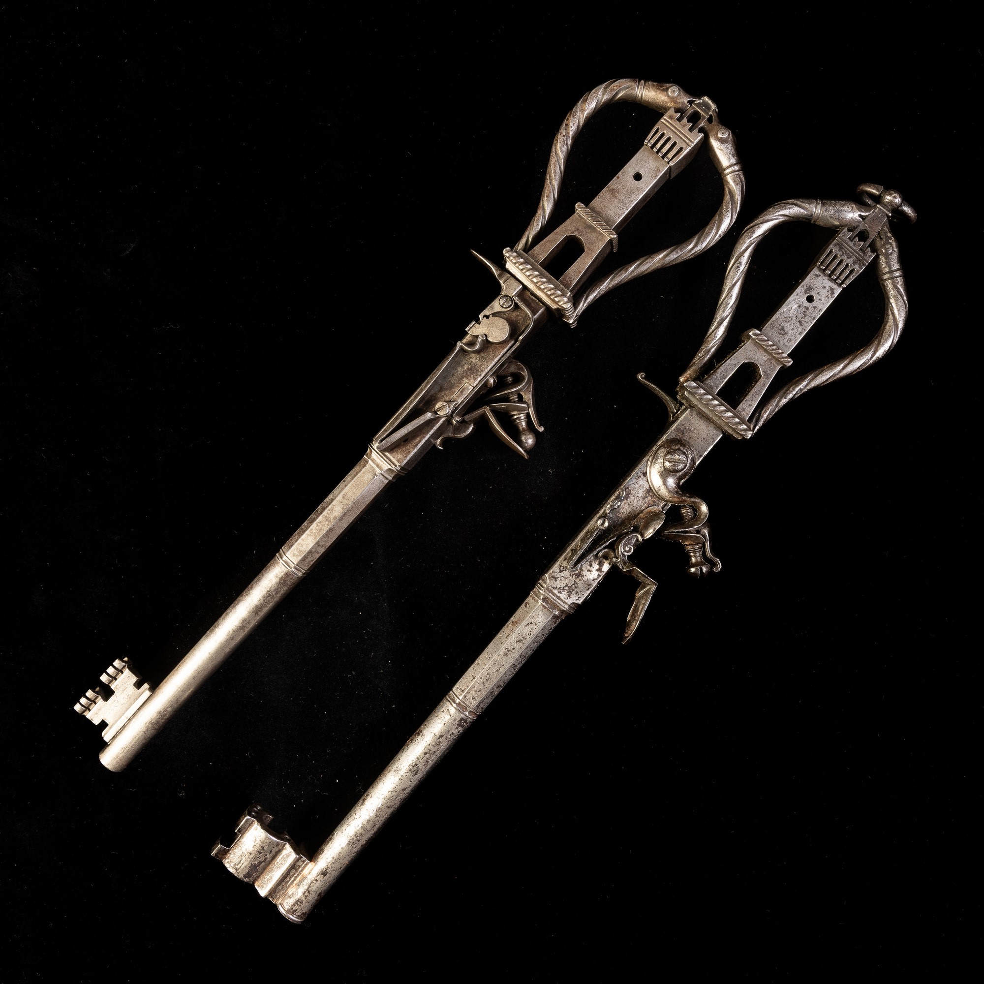 Due chiavi a pistola in ferro forgiato, Emilia, XVIII secolo