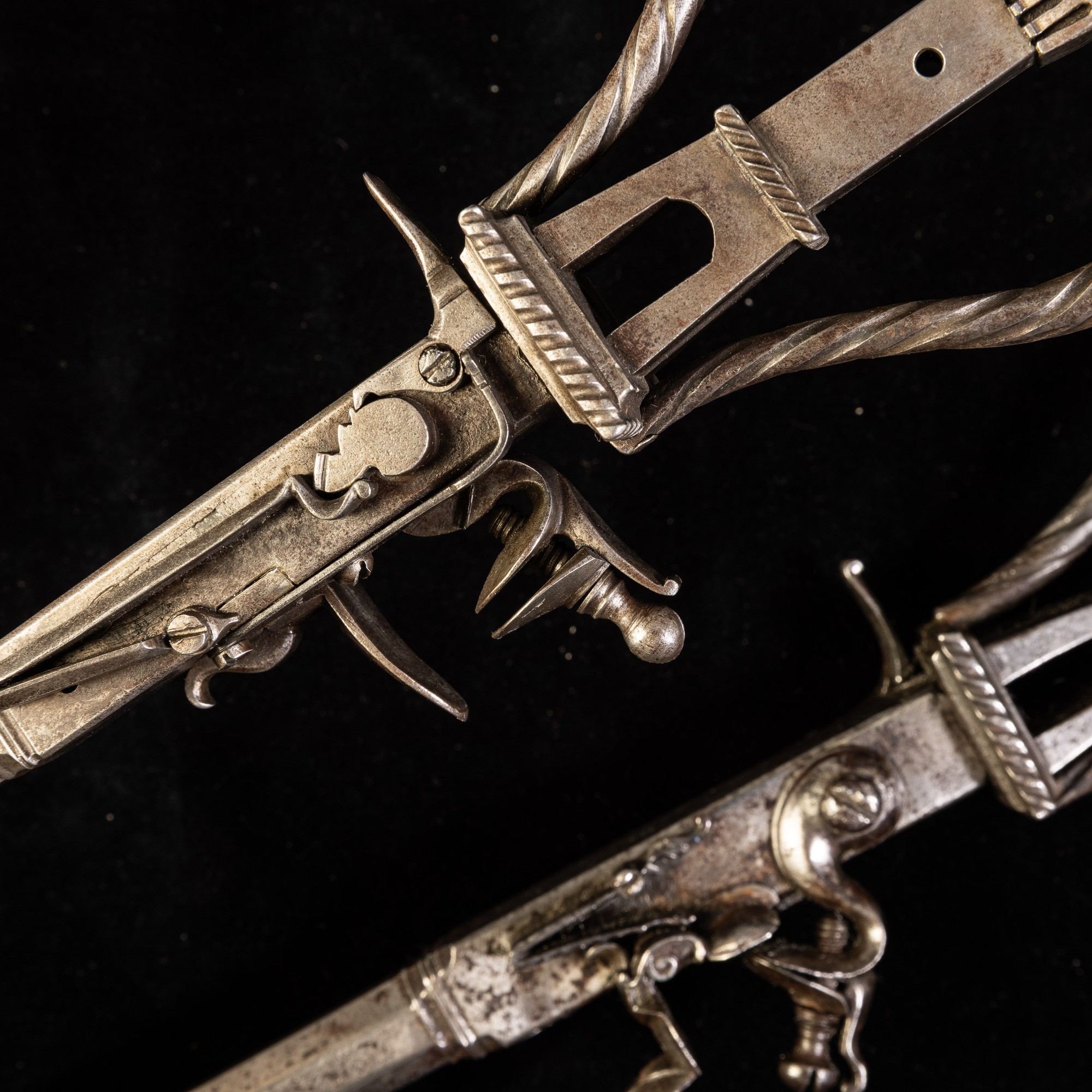 Due chiavi a pistola in ferro forgiato, Emilia, XVIII secolo