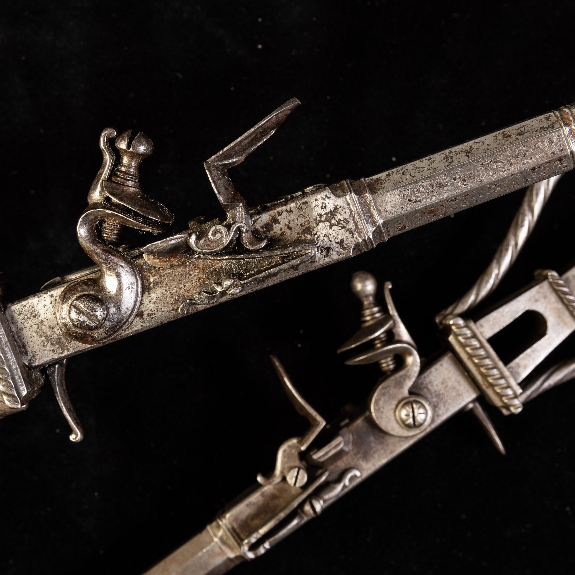 Due chiavi a pistola in ferro forgiato, Emilia, XVIII secolo