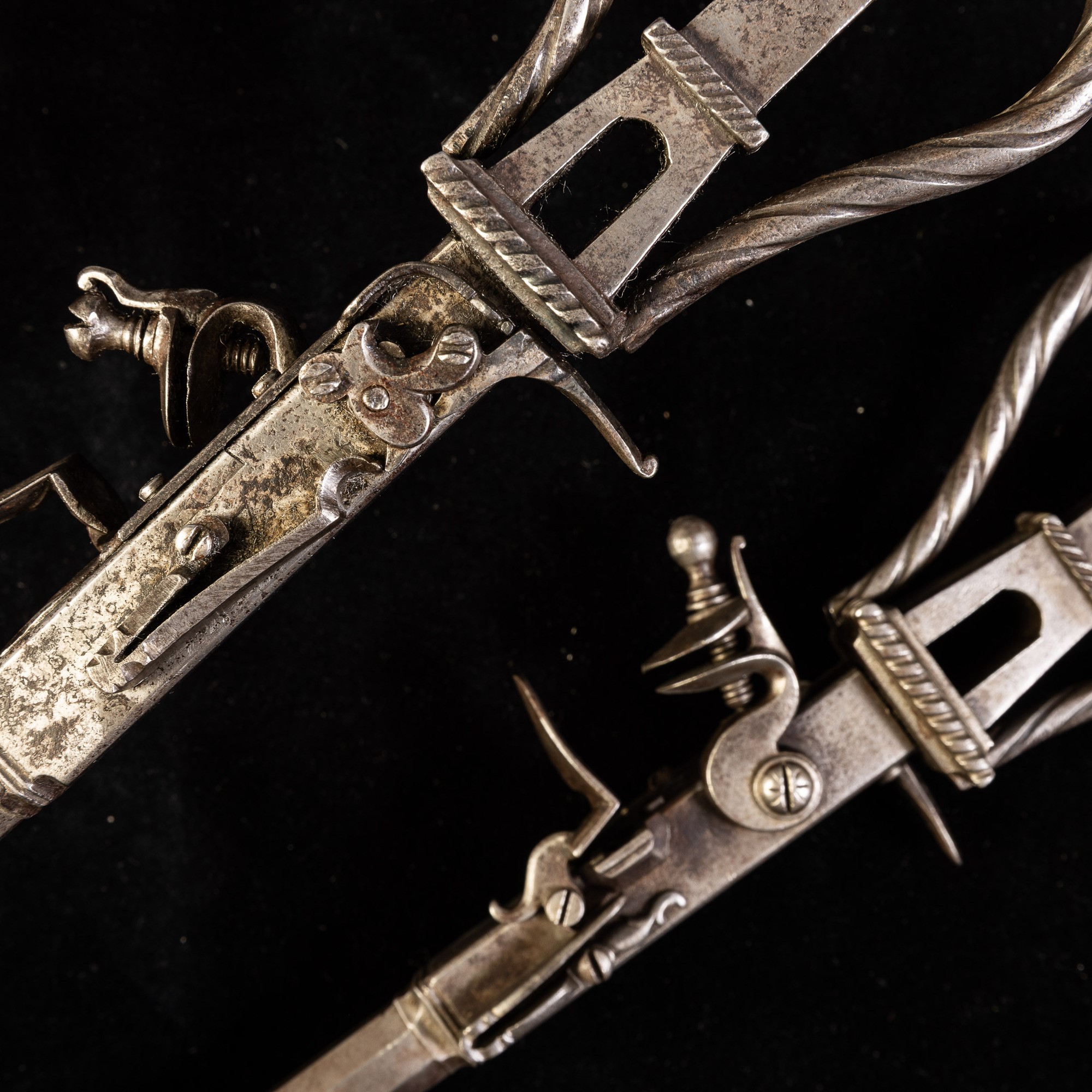 Due chiavi a pistola in ferro forgiato, Emilia, XVIII secolo