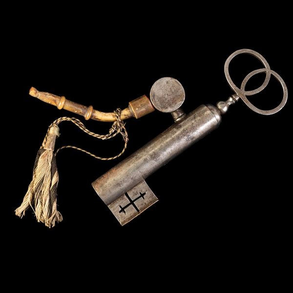 Chiave a pipa in ferro forgiato e osso. XIX secolo