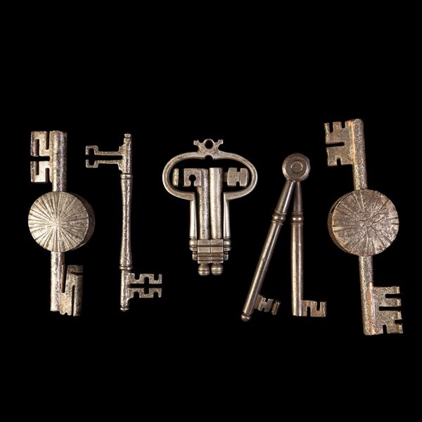 Insieme di cinque chiavi doppie in ferro. Italia, XVIII secolo