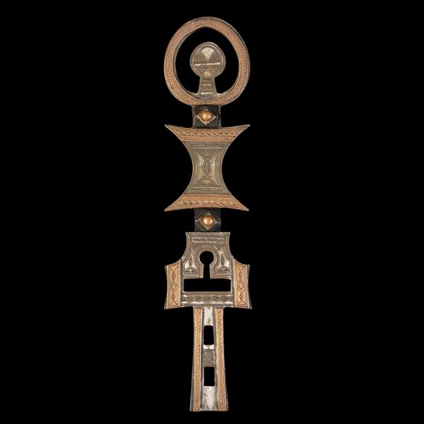 Chiave simbolo berbera “del velo” in ferro, rame e ottone. XIX secolo