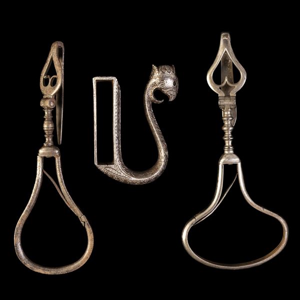 Due portachiavi e un gancio da cintura in ferro. XVIII-XIX secolo