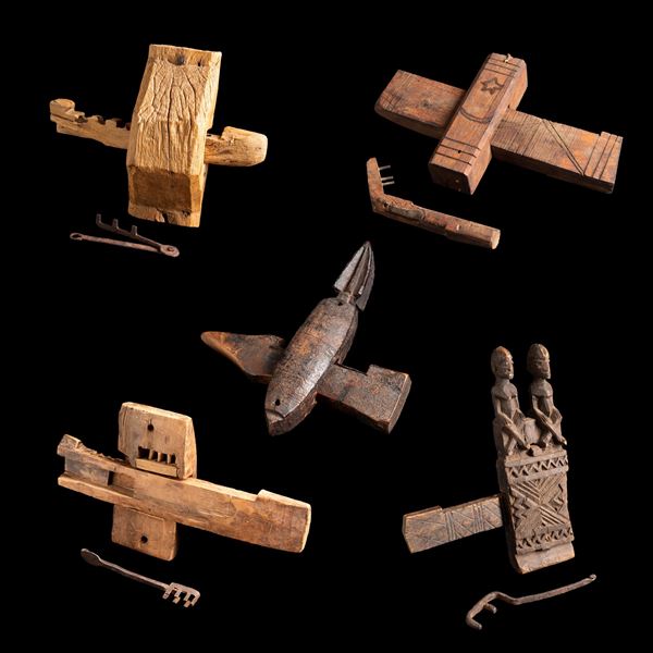 Insieme di cinque serrature in legno. XVIII-XX secolo