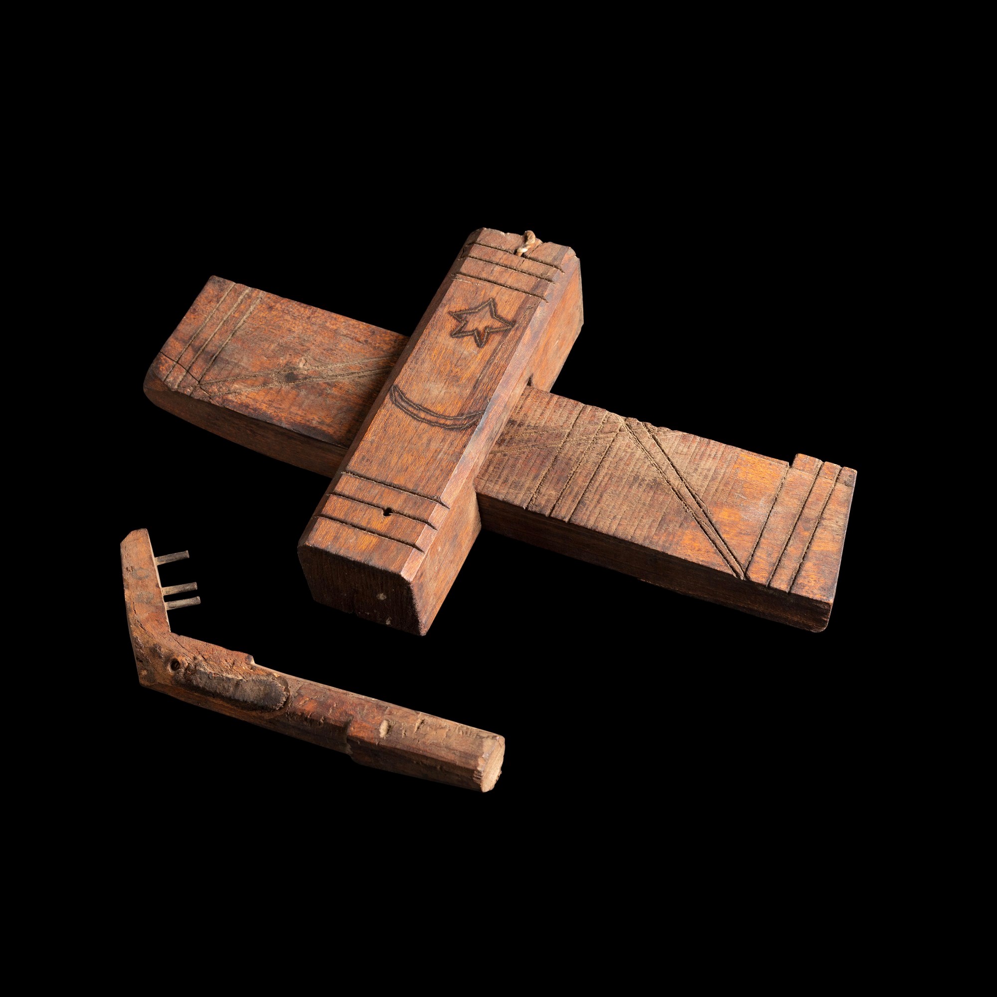 Insieme di cinque serrature in legno, XVIII-XX secolo