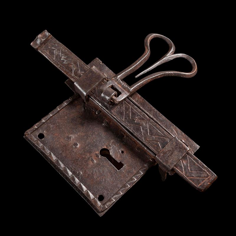 Serratura gotica in ferro. Francia, XV secolo  - Asta Collezione Leopoldo Conforti. Dieci secoli di Chiavi, Forzieri e Serrature - Cambi Casa d'Aste