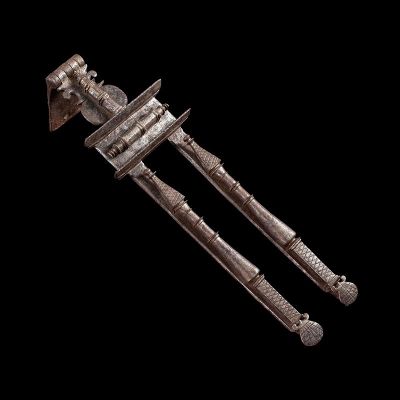 Boncinello doppio in ferro per grande serratura. Spagna, XVI-XVII secolo  - Asta Collezione Leopoldo Conforti. Dieci secoli di Chiavi, Forzieri e Serrature - Cambi Casa d'Aste