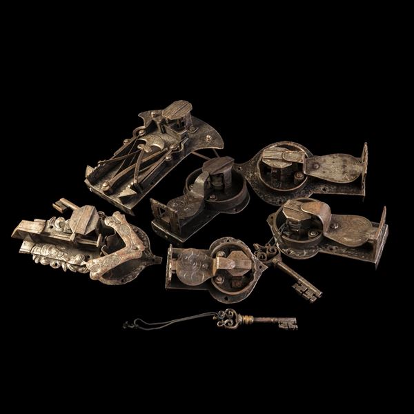 Insieme di sei serrature in ferro battuto. Germania meridionale, XVI-XVII secolo 