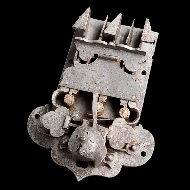 Serratura in ferro da cassapanca. Germania, XVII secolo  - Asta Collezione Leopoldo Conforti. Dieci secoli di Chiavi, Forzieri e Serrature - Cambi Casa d'Aste