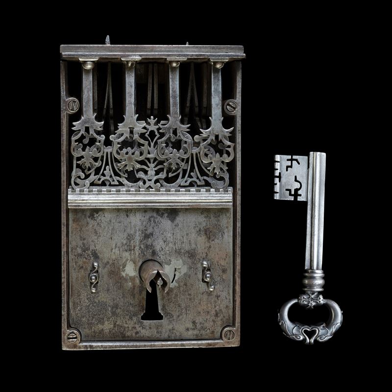 Serratura in ferro da cassapanca. Francia, XVII secolo  - Asta Collezione Leopoldo Conforti. Dieci secoli di Chiavi, Forzieri e Serrature - Cambi Casa d'Aste