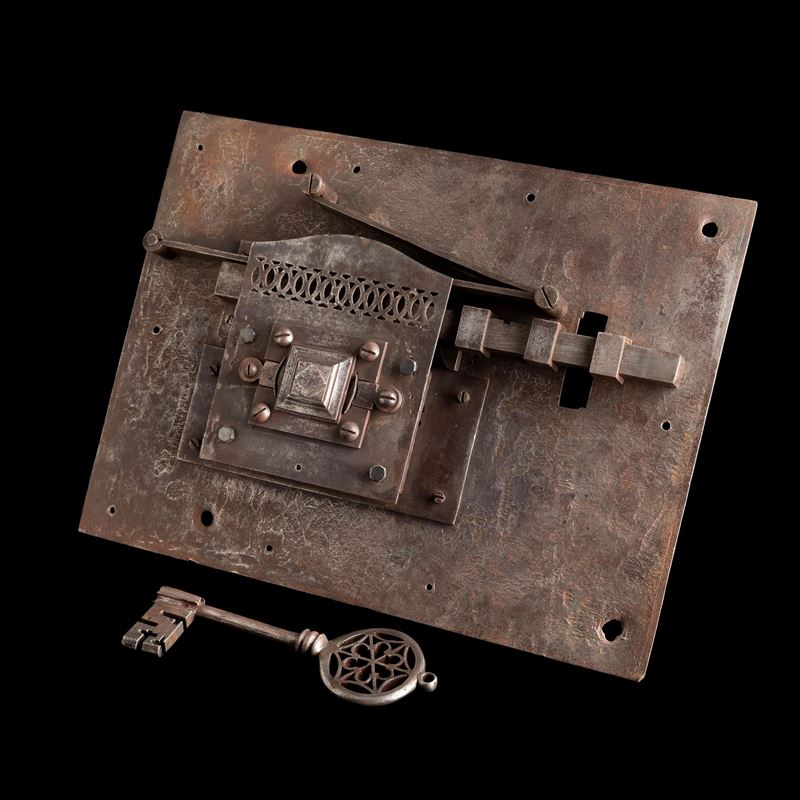 Serratura per portone in ferro. Verona, fine XVIII secolo  - Asta Collezione Leopoldo Conforti. Dieci secoli di Chiavi, Forzieri e Serrature - Cambi Casa d'Aste