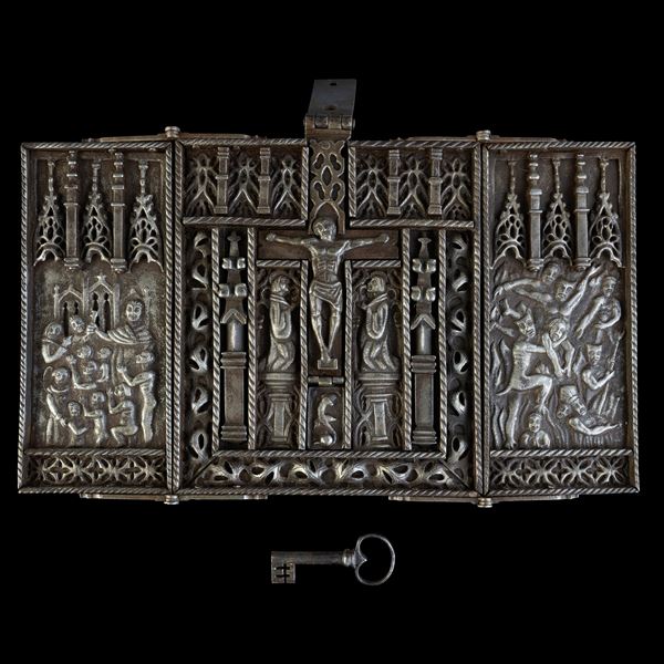 Raro esempio di serratura a libro per custodia di utensili da liturgia. Francia, probabile XV secolo