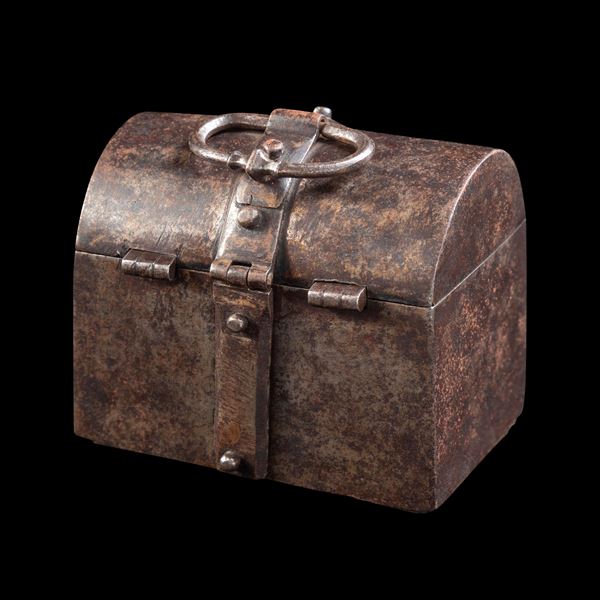 Cofanetto portagioie rinascimentale in ferro battuto. Francia, XVI secolo