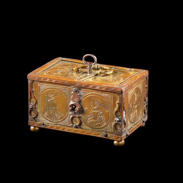 Forzierino portagioie in ottone dorato e inciso. Norimberga, Michael Mann (1589 - 1630 ca.)