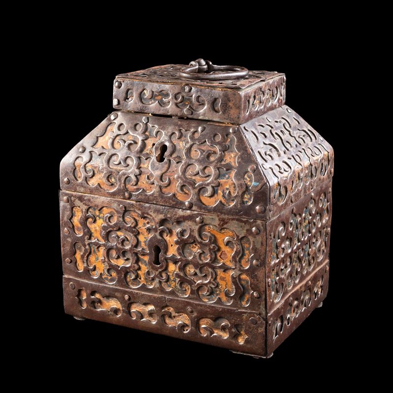 Cofanetto in legno e lamiera di ferro. Russia, XVIII secolo  - Auction Leopoldo Conforti Collection. Ten Centuries of Keys, Chests and Locks - Cambi Casa d'Aste