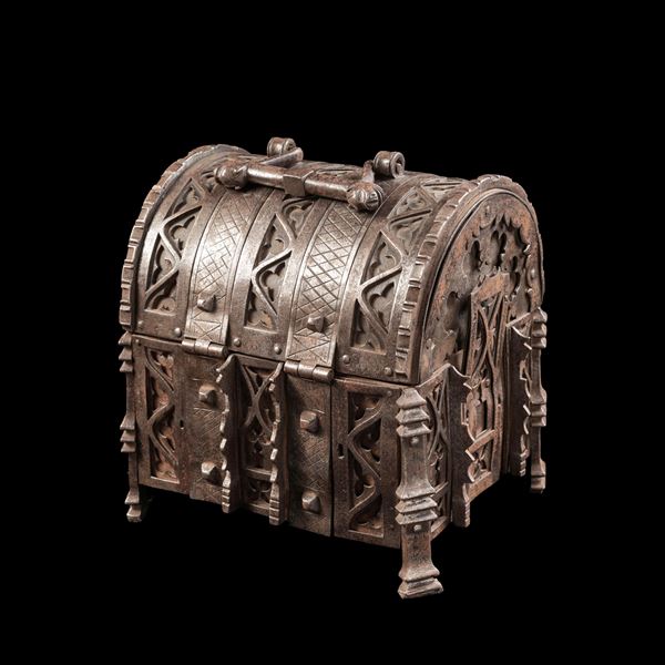 Cofanetto forziere neogotico in ferro. Francia, XIX secolo