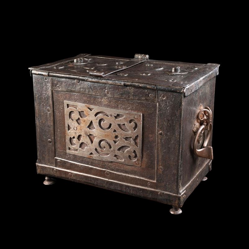 Cofanetto in ferro battuto. Alto Adige, XIX secolo  - Asta Collezione Leopoldo Conforti. Dieci secoli di Chiavi, Forzieri e Serrature - Cambi Casa d'Aste