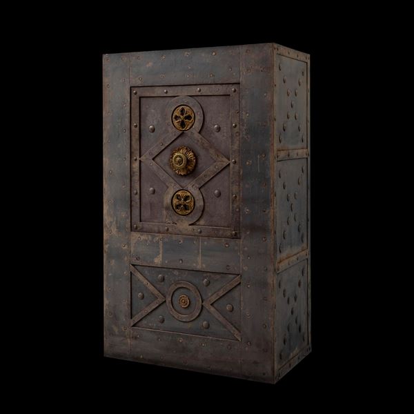 Cassaforte in ferro borchiata. Pietro Corbella, Milano, XIX-XX secolo