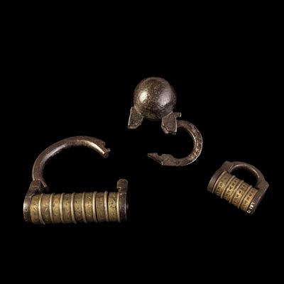 Tre lucchetti in ferro battuto e ottone, Germania e Italia, XVII-XVIII secolo