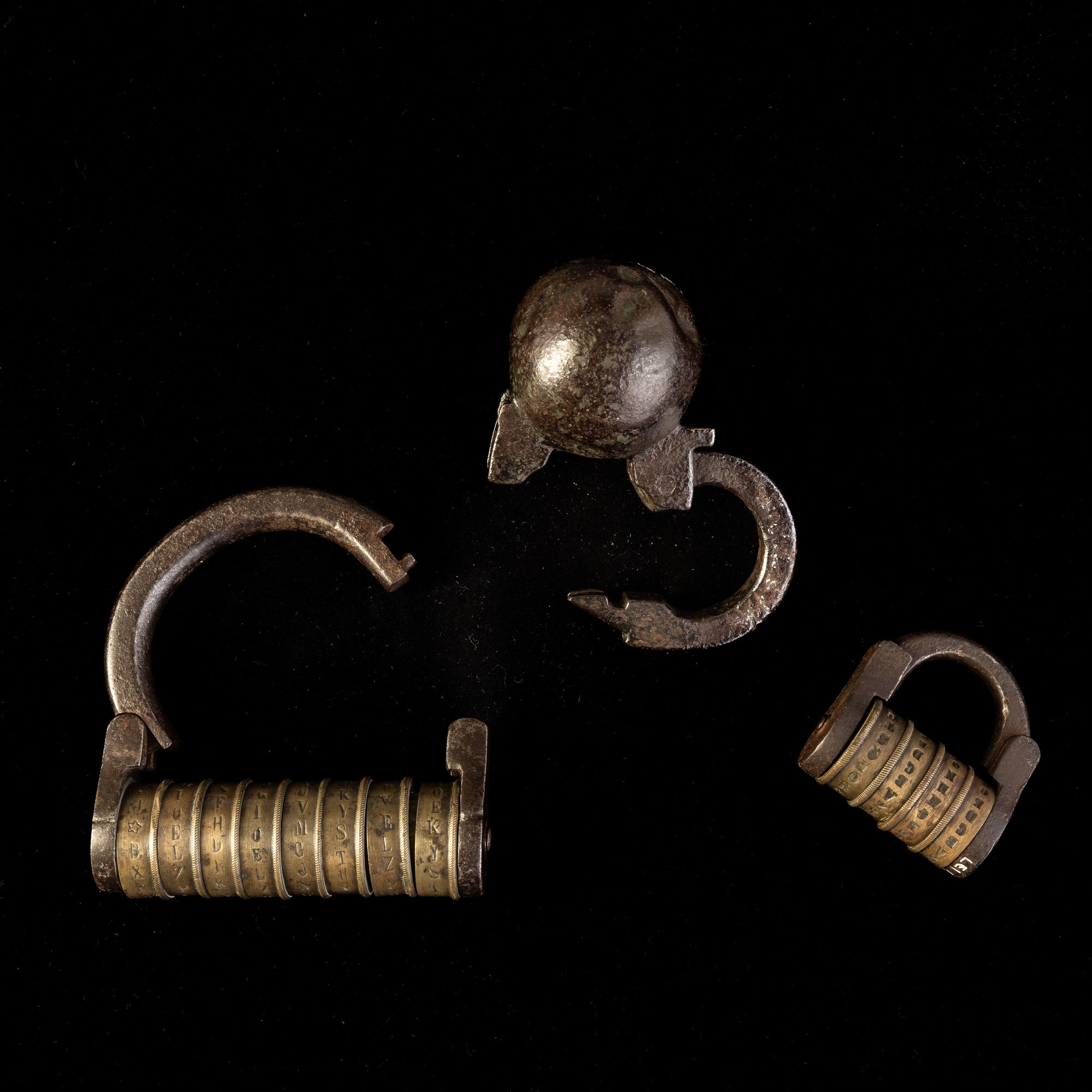 Tre lucchetti in ferro battuto e ottone, Germania e Italia, XVII-XVIII secolo