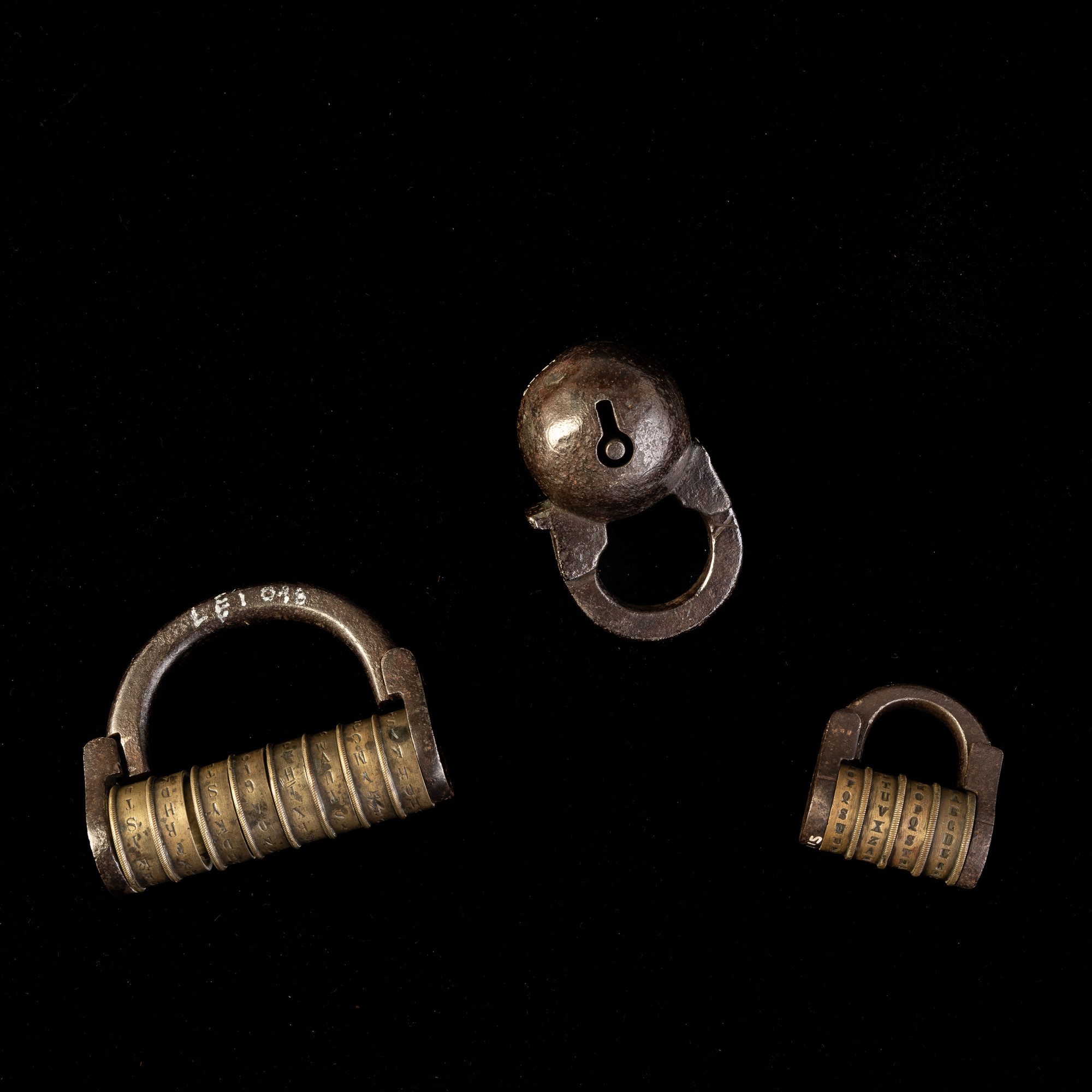 Tre lucchetti in ferro battuto e ottone, Germania e Italia, XVII-XVIII secolo