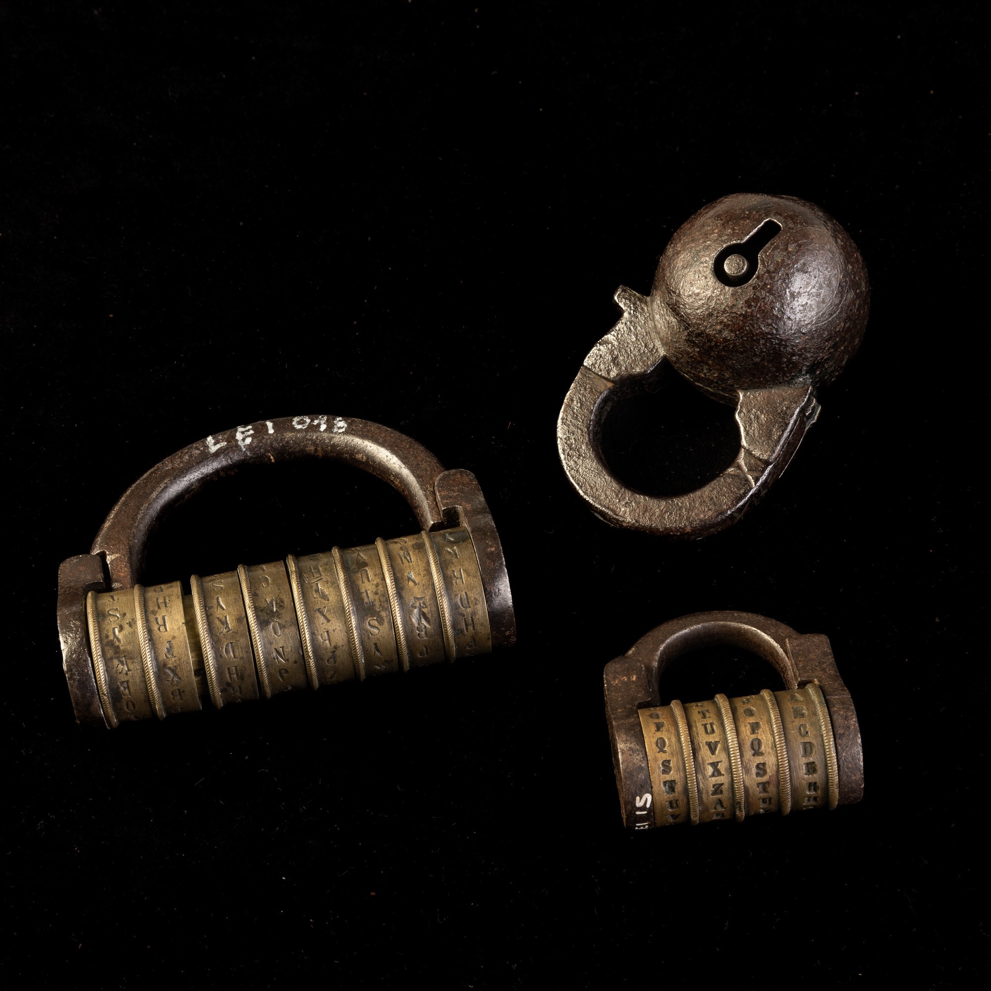 Tre lucchetti in ferro battuto e ottone, Germania e Italia, XVII-XVIII secolo