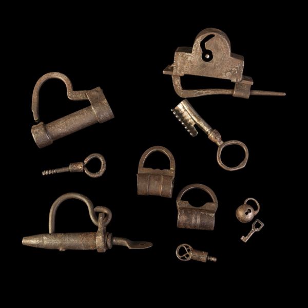 Insieme di sei lucchetti in ferro battuto. Iran, XIX secolo