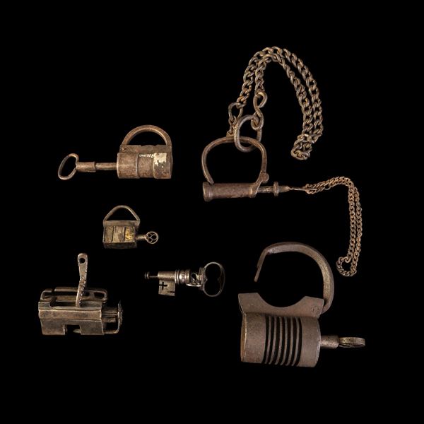 Insieme di sei lucchetti in ferro battuto. Iran e India, XIX secolo