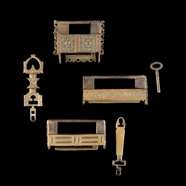 Tre lucchetti arabi in ferro e ottone. XIX secolo 