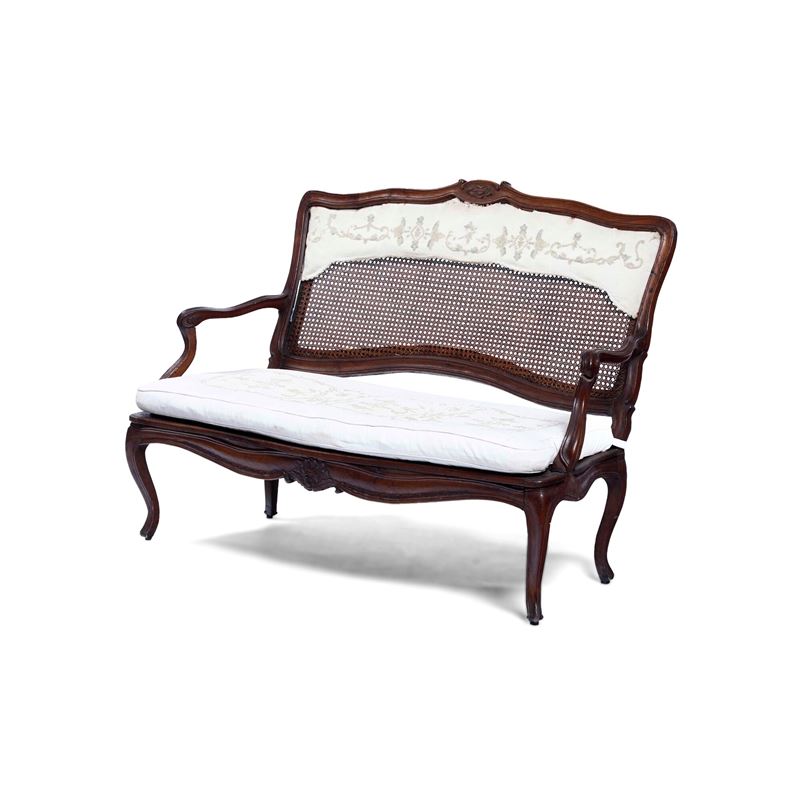 Divanetto in noce intagliato e paglia di Vienna, fine XVIII secolo  - Auction Antiques - Cambi Casa d'Aste