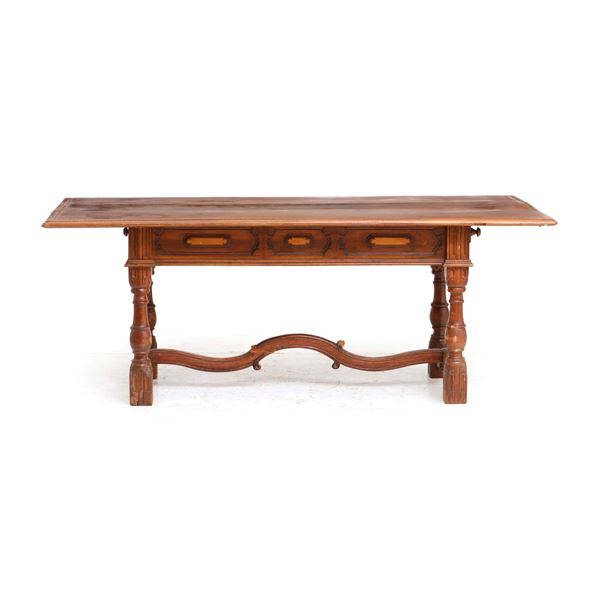 Tavolo da pranzo in noce, XIX secolo