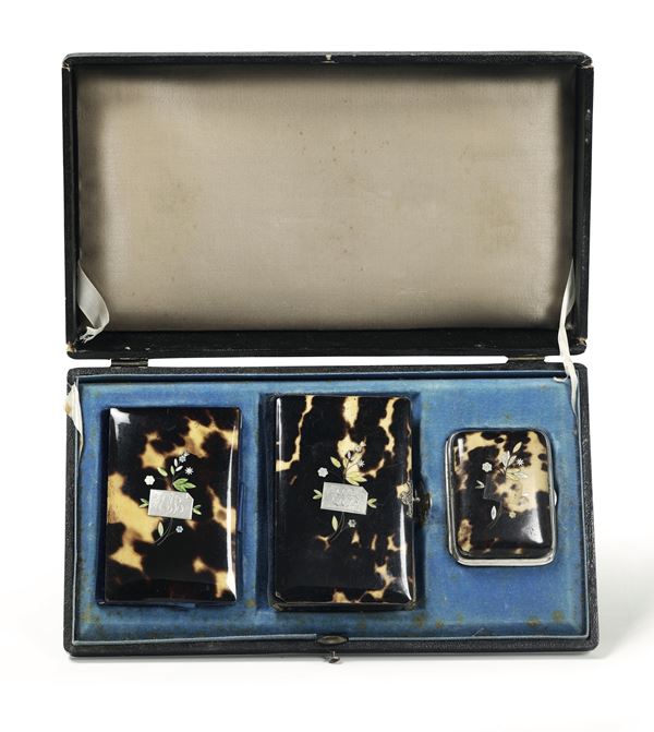 Astuccio contenente un portasigarette, un carnet o agenda e un libro di preghiere