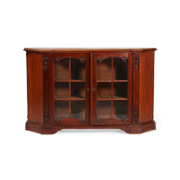 Credenza scantonata in legno intagliato. XX secolo