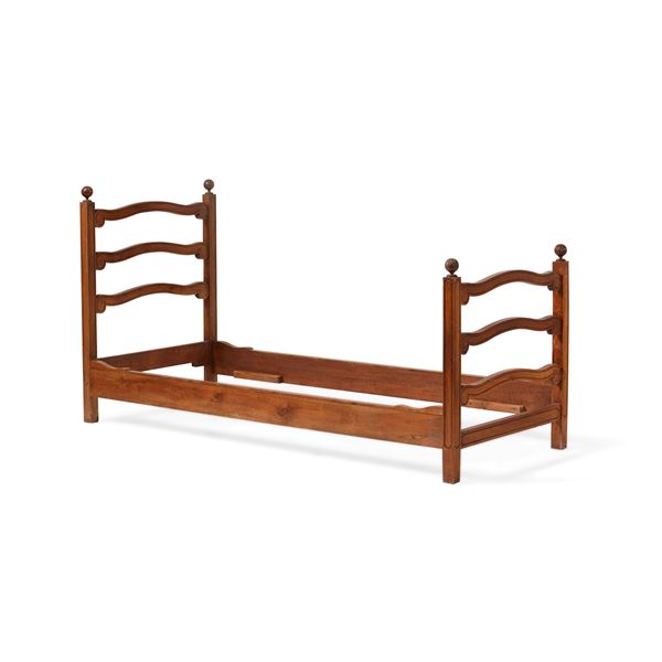 Letto in legno intagliato. XX secolo