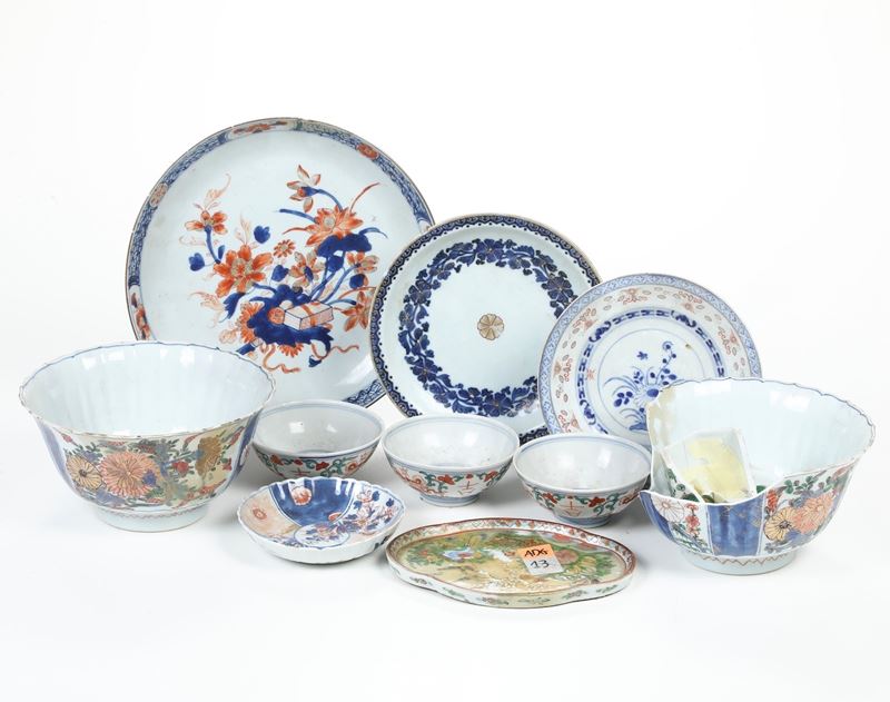 Coppia di bowls in porcellana policroma Imari più altre ceramiche  - Auction Antiques - Cambi Casa d'Aste