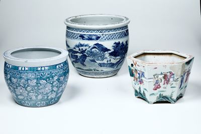 Coppia e terzo cachepot, tre esemplari diversi, rotture e restauri
