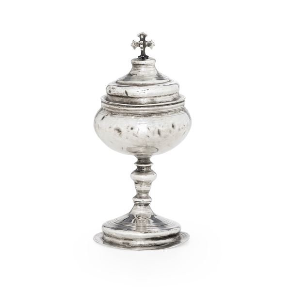 Pisside. Venezia, prima metà del XVIII secolo. Marchio del saggiatore con lettere Z P inframezzate da volatile entro riserva polilobata (documentato ma non identificato) e marchio con Leone di San Marco