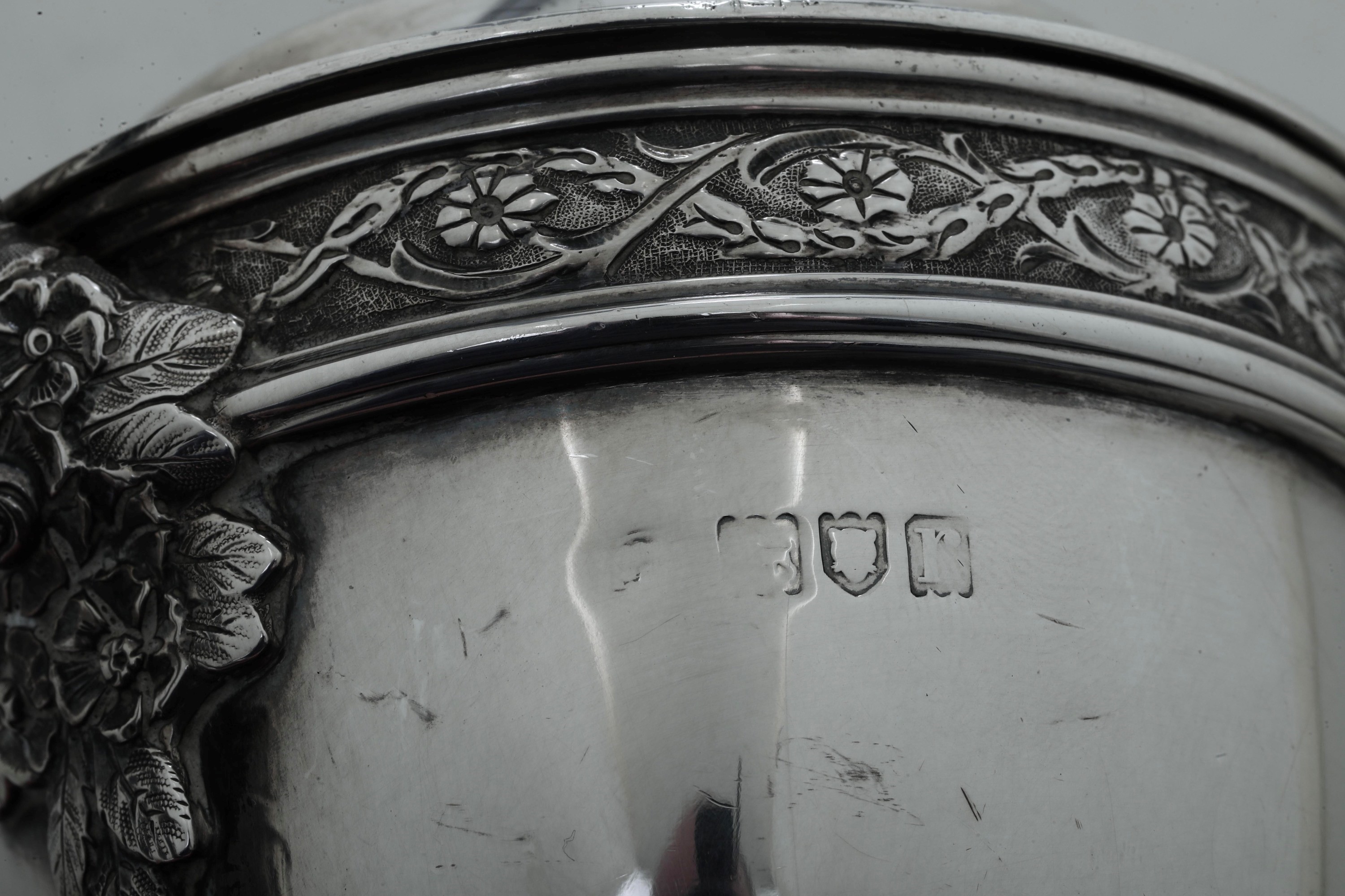 Goldsmith & Silversmith Company, Zuccheriera biansata in argento fuso e sagomato (Londra, 1912)