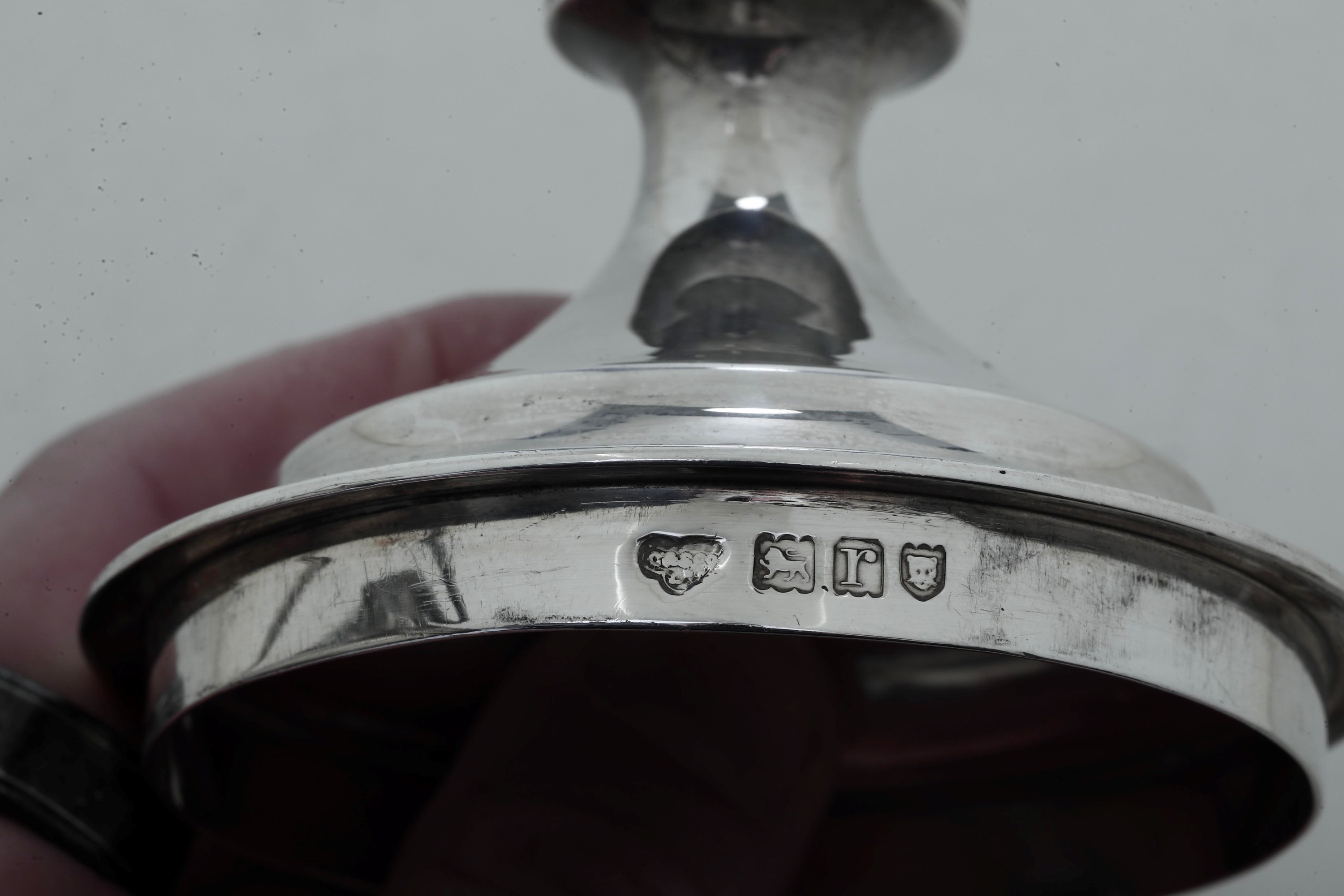 Goldsmith & Silversmith Company, Zuccheriera biansata in argento fuso e sagomato (Londra, 1912)