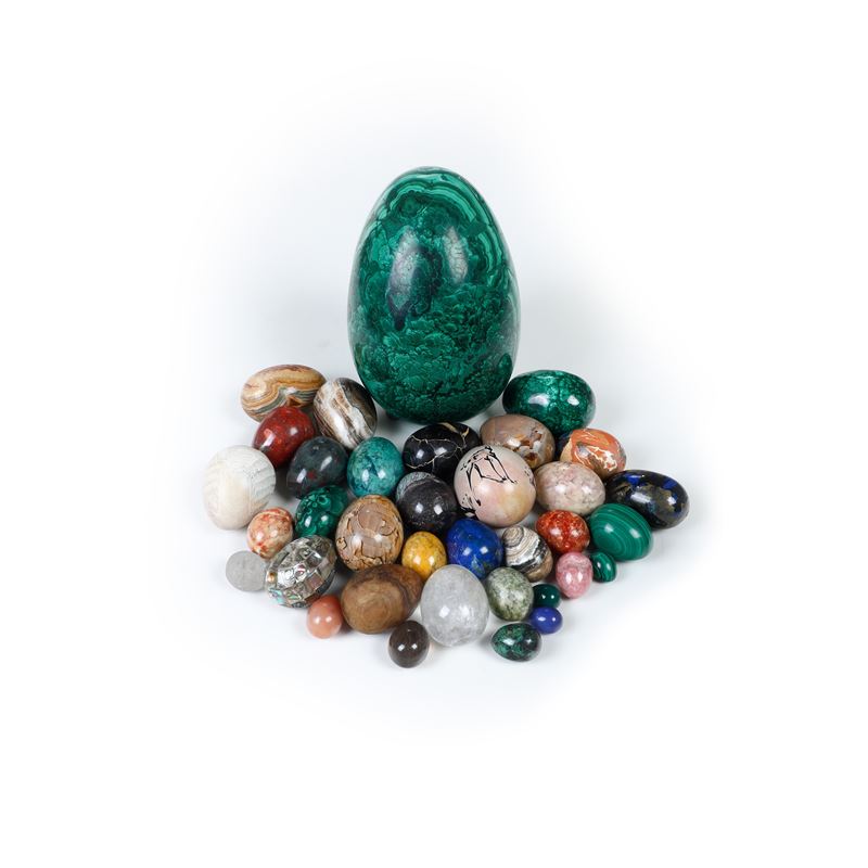 Lotto misto di uova in malachite, cristallo, resina e altri materiali o pietre dure  - Auction Antiques - Cambi Casa d'Aste