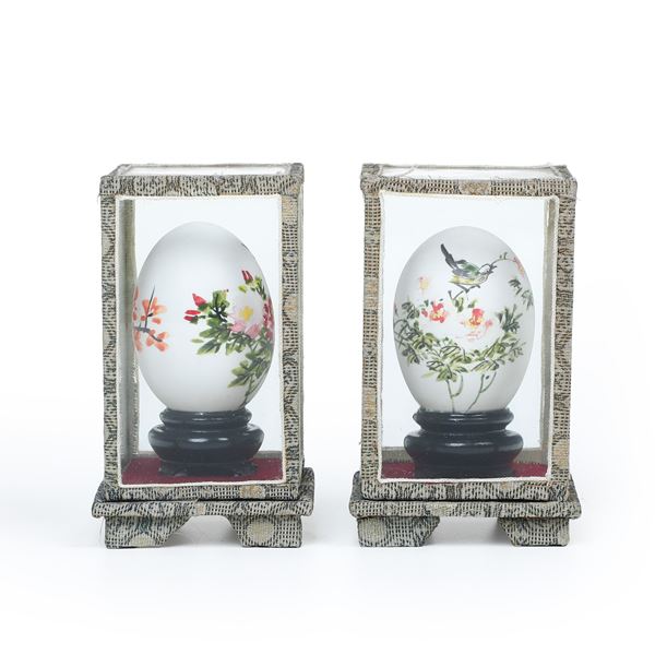 Coppia di uova dipinte a mano con decori a motivi floreali entro scatola, Cina, XX secolo
