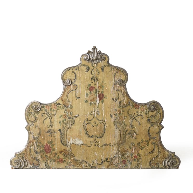 Testiera in legno intagliato e dipinto. XVIII secolo  - Auction Antiques - Cambi Casa d'Aste