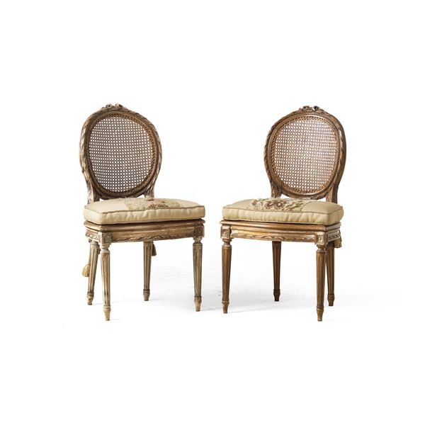 Due sedie in legno intagliato stile Luigi XVI