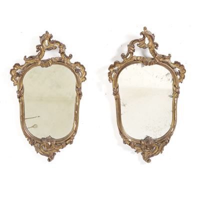 Coppia di specchierine in legno intagliato e dorato, stile rocaille