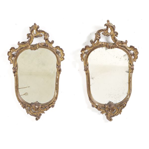 Coppia di specchierine in legno intagliato e dorato stile rocaille