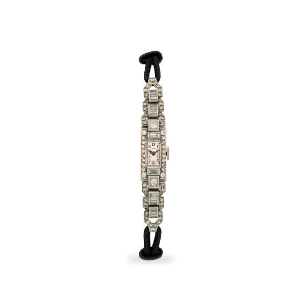 Cocktail Watch in platino e diamanti con cassa decorata, quadrante argentè, circa 1920