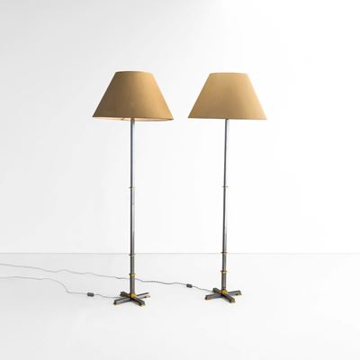 Due lampade da terra in metallo e ottone